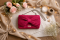 Rosabella pochette noeud framboise scintillant crochet fait main ArtemCréations